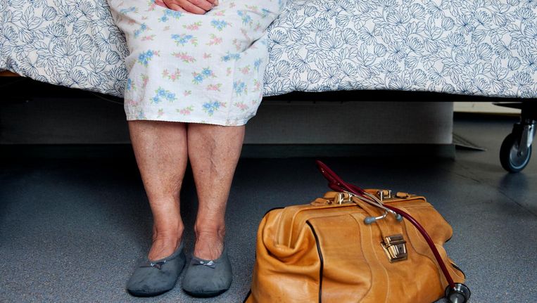 Ouderen die uitzichtloos en ondraaglijk lijden zonder medische klachten, kunnen hulp krijgen om hun leven te beëindigen, onder strenge voorwaarden. Beeld ANP 