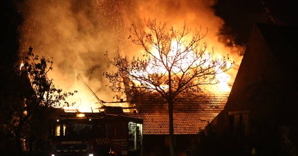 Grote uitslaande brand in woonhuis in Huijbergen, één persoon naar het ziekenhuis.