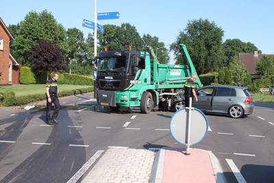 Auto botst op vrachtwagen in Lunters buitengebied
