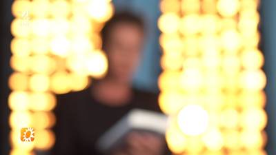 Astrid Holleeder leest op tv geëmotioneerd voor uit nieuwste boek