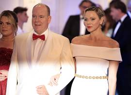Prinses Charlene in off-the-shoulder haute couture op het Red Cross Ball