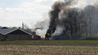 Brandende autobanden zorgen voor flinke rookwolken boven Hengelo en Deurningen
