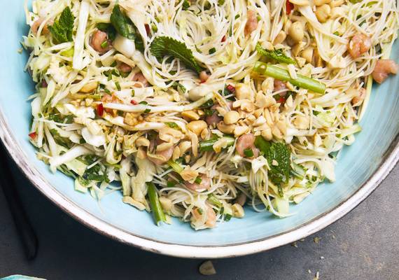 Crunchy mihoensalade met garnalen & pinda’s