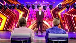 Mentalist Bart probeert de jury van Got Talent te beïnvloeden