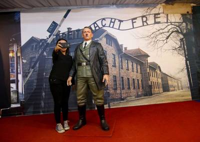 Levensgroot wassen beeld van Hitler verwijderd wegens selfies