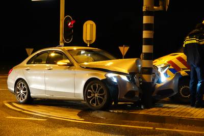Automobilist rijdt frontaal tegen verkeerspaal op Rijksweg in Ede