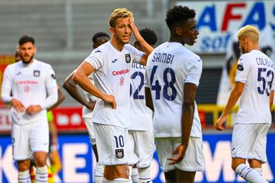 Anderlecht craque en fin de match et partage à Malines: “On offre des cadeaux à nos adversaires”