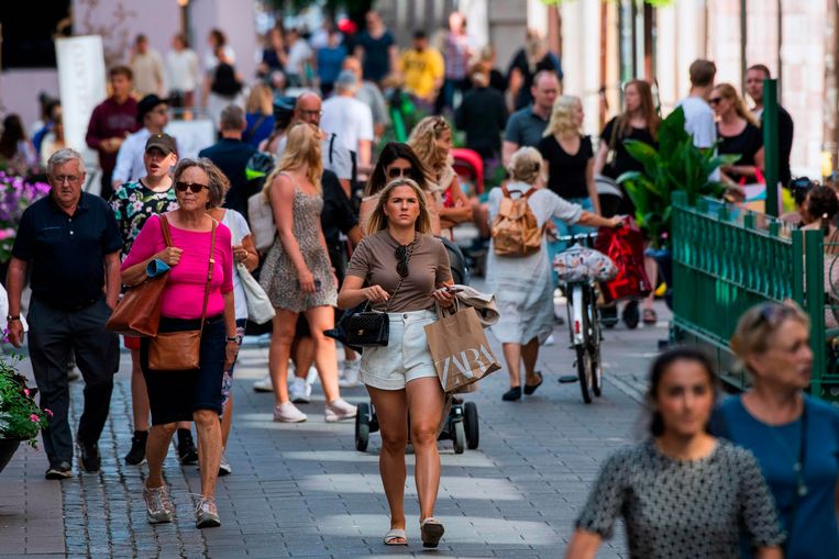 Mensen wandelen door de straten van Stockholm.