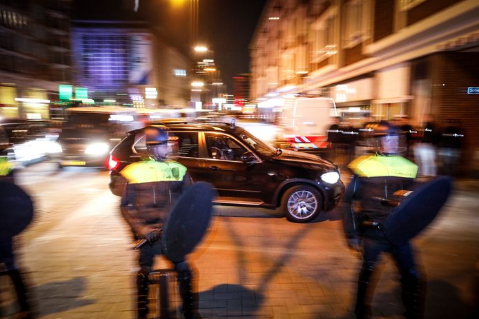 Auto's van de Politie Dienst Speciale Interventies (DSI) rijden richting de Schiedamse Vesthof waar de Turkse minister Fatma Betul Sayan Kaya van Familiezaken door de politie wordt tegengehouden