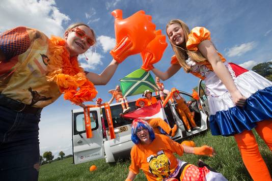 Negen voetbalgekke vrouwen uit de Achterhoek reizen vanuit Zelhem naar Le Havre. Vlnr.: Anke Weijers, Ina Tijken, Esmee Garritsen, Herma Tijken, Marieke Plantinga, Rosemarie Weijers, Birte Plantinga, Sandra Plantinga en Mila Plantinga. © Theo Kock