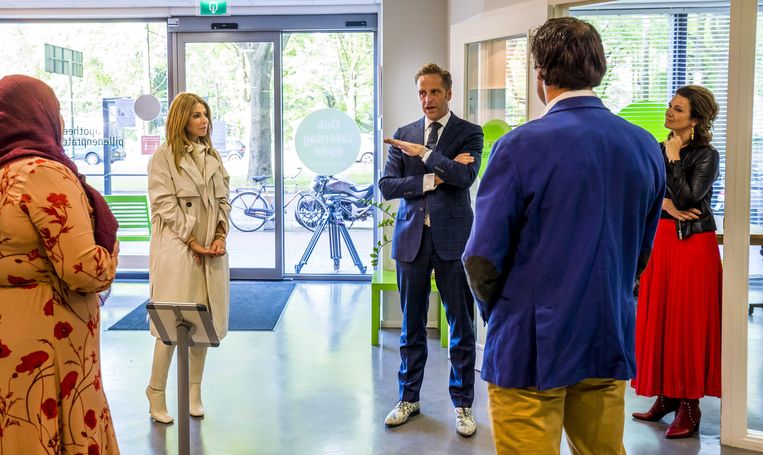 Minister Hugo de Jonge van Volksgezondheid en Olcay Gulsen tijdens de aftrap van de 'masker19'-campagne. Beeld ANP