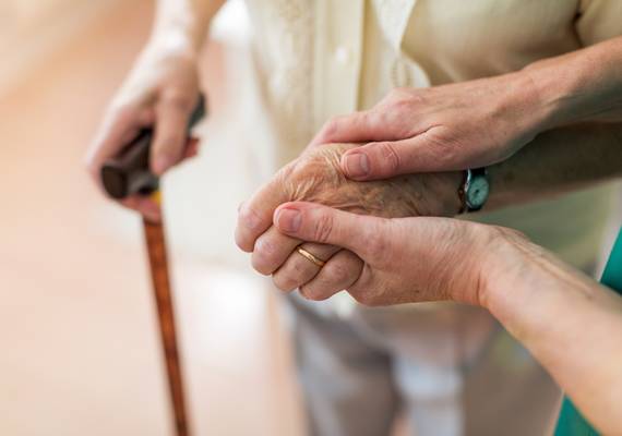 Jolande’s moeder (87) is al een paar keer gevallen: “Ik maak me zorgen, hoe loopt een volgende val af?”