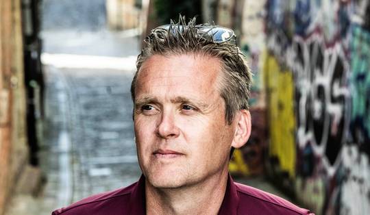 ‘De intimidatie komt erg dichtbij: mijn autobanden zijn al acht keer kapotgestoken en ik krijg dreigbrieven in mijn brievenbus en anonieme oproepen op mijn gsm’