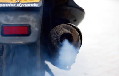 Herrie van brommers jaagt Alie haar dorp uit: ‘Traditie is niet van deze tijd’