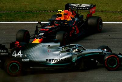 Sainz pakt derde plek na tijdstraf Hamilton maar moet ook vrezen voor straf