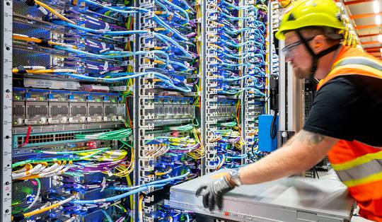 Is AI wel echt zo'n grote waterverspiller? 'Voor elke nieuwe jeansbroek die je koopt, kun je twee miljoen prompts schrijven'