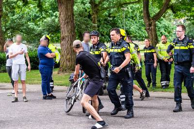 Groep jongeren treitert agenten en gooit eieren tijdens politiecontrole