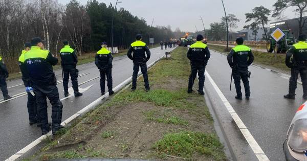 Men vergelijkt Eindhoven met Schiphol, maar de boeren hadden toestemming van de politie, de klimaatactivisten niet. (zie:. ) #boerenterreur