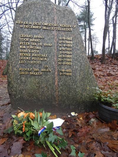 Bloemen voor oorlogsslachtoffers Velp