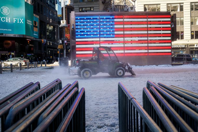 Een strooiwagen met sneeuwploeg op Times Square.