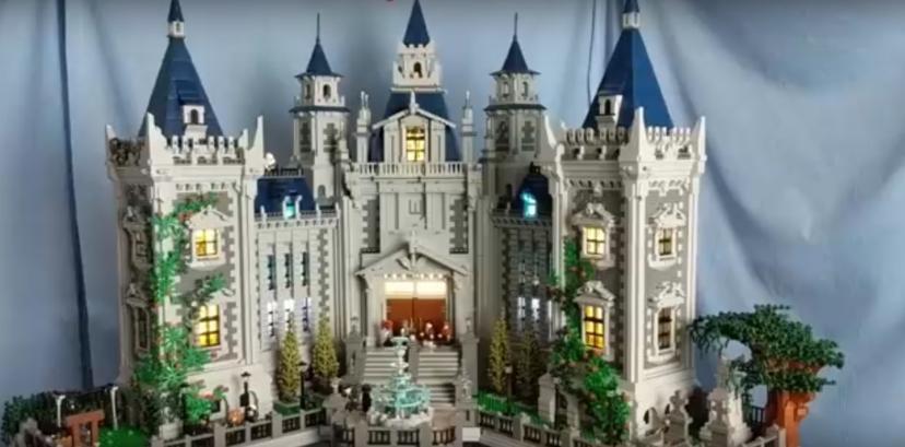 Batman-fan maakt twee meter hoog Wayne Manor met Batcave van Lego