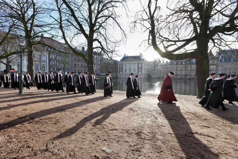 Cortege, een officiële tocht in toga, naar het Spui in Den Haag via de Hofvijver voor een bijzondere academische zitting. Den Haag, 2011. Beeld Martijn Beekman