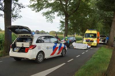 Motorrijder botst met man en vrouw op fiets in 's Gravenmoer