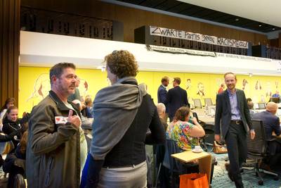 In Arnhem gaat de Pietendiscussie verder: spandoeken in de raadzaal