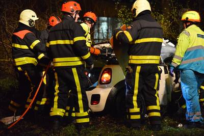 Man en vrouw zwaargewond bij botsing tegen boom in Breda