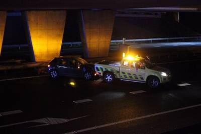 Auto rijdt in op inspectiewagen die file bewaakt