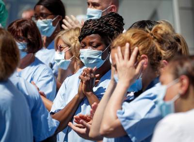Plus de 150 soignants de l’hôpital d’Etterbeek-Ixelles ont rendu hommage à l’infirmière décédée du Covid-19