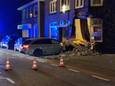 Een auto is zondagavond een woning binnengereden aan de Deurningerstraat in Enschede