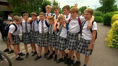 Britse jongens dragen rokken uit protest