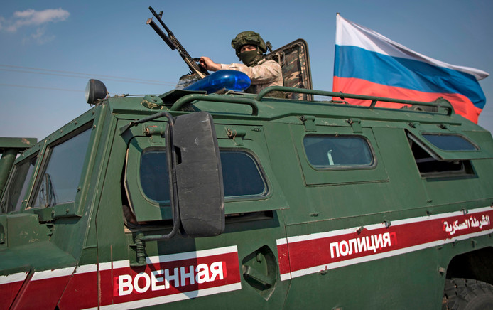 Een Russisch militair voertuig in de buurt van de Noord-Syrische stad Qamishli, de Russen moeten hier toezien op de terugtrekking van de Koerdische YPG-militie.