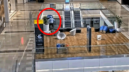 Nieuwe beelden tonen hoe roekeloze tieners met zetel gooien in shoppingcenter