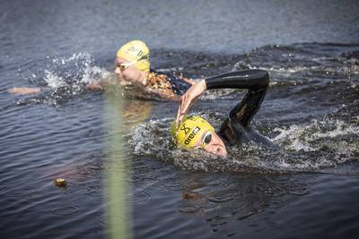 Denekampse topzwemmers trainen in vreemd water