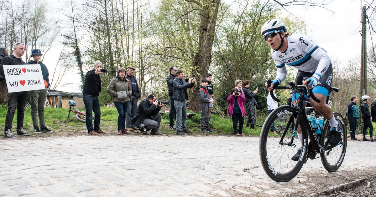 Eindelijk de renners koersen weer over Berg Ten Houte in Schorisse