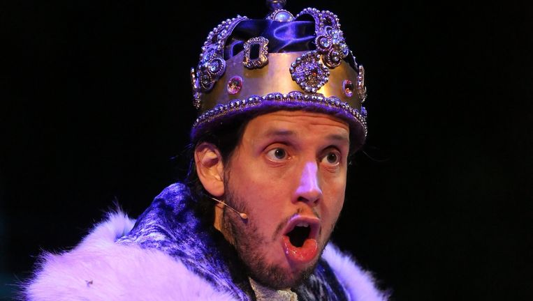 Albrecht is een tikkeltje leep, met uitbundige mimiek De