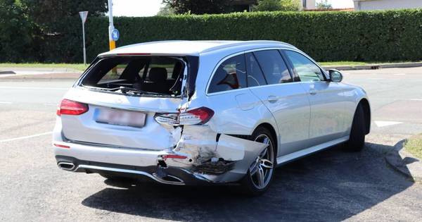 Bestelbus rijdt in op Belgische auto bij Kapellebrug: vrouw gewond naar ziekenhuis - BN DeStem