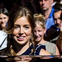 Déze prachtige outfit droeg Alexia tijdens haar eerste officiële werkbezoek 
