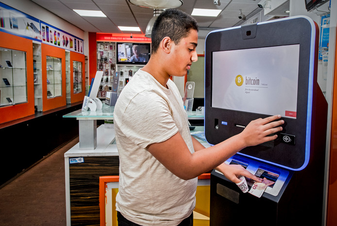 Contant geld inwisselen voor bitcoins, het kan bij Zon Teleshop aan de Groene Hilledijk.