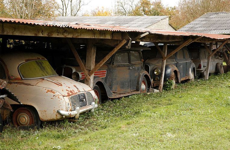 Schatten in de schuur: 60 oldtimers op Franse boerderij zijn 16 miljoen