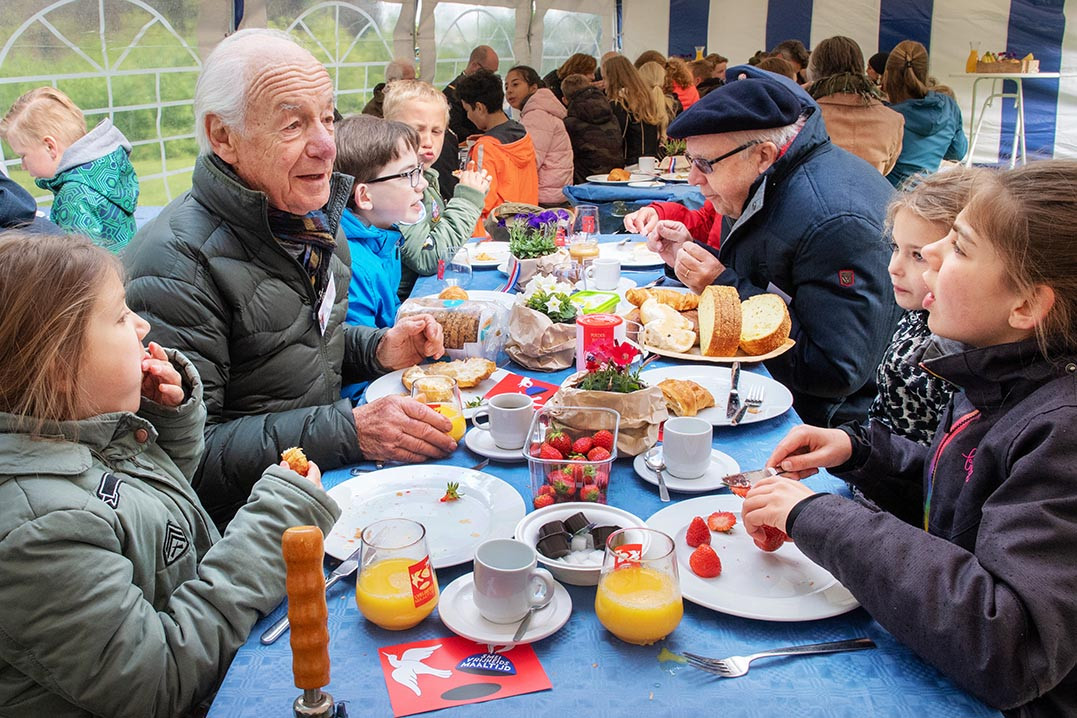 Kinderen Ontbijten Met Croissants En Oorlogsverhalen In Valkhof Park Foto Gelderlander Nl