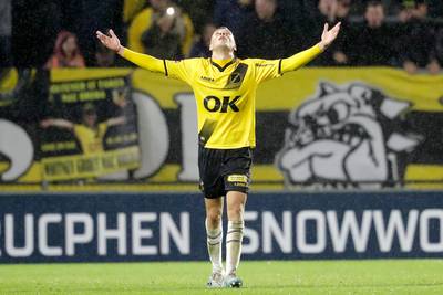 Van Hooijdonk helpt NAC aan eerste periodetitel, Cambuur wint topper