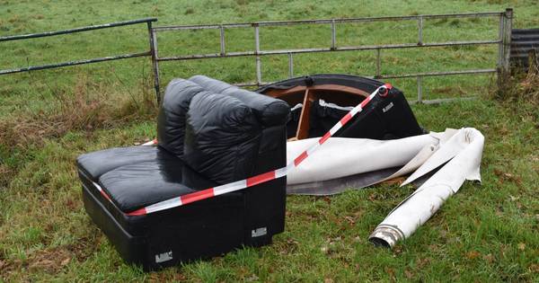 Bankstel, vloerkleed en autobanden gedumpt in poldergebied Kerkwijk - BD.nl