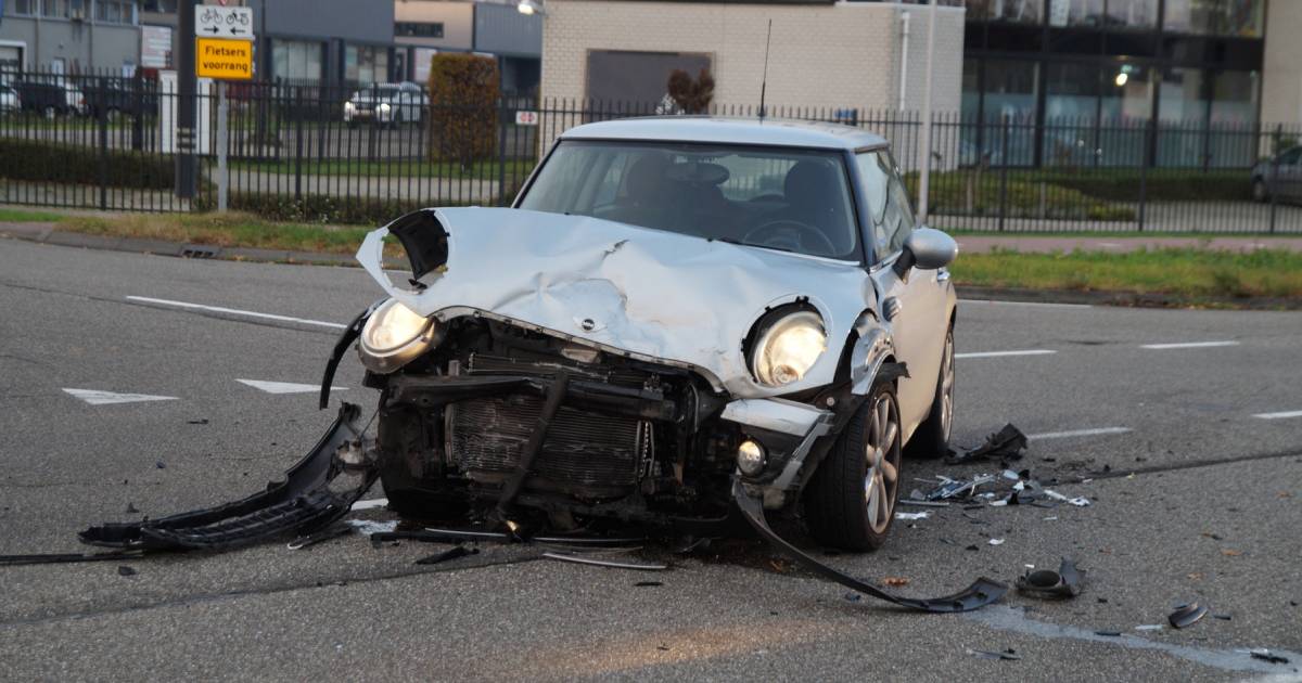 Gewonde bij ongeluk met twee autos in Nieuwkuijk.