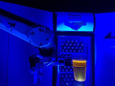 Dit bedrijf in Enter heeft een robot die zelf biertjes tapt