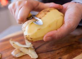 Met deze truc is aardappels schillen zo gepiept (zónder mes)