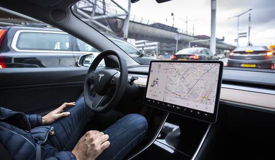 ‘In al haar haast heeft minister De Ridder op het verkeerde paard gewed’: zelfrijdende Tesla’s blunderen in fietsstraten en zones 30