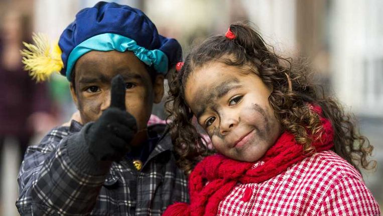 Met surprises, humor en gedichten weer in dialoog over Zwarte Piet | Trouw